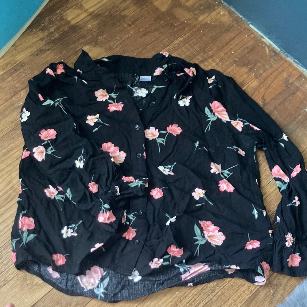 Black flowery cropped long sleeve top